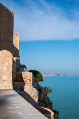 Blick auf das Mittelmeer in Peníscola, Provinz Castellón, Autonome Gemeinschaft Valencia, Spanien