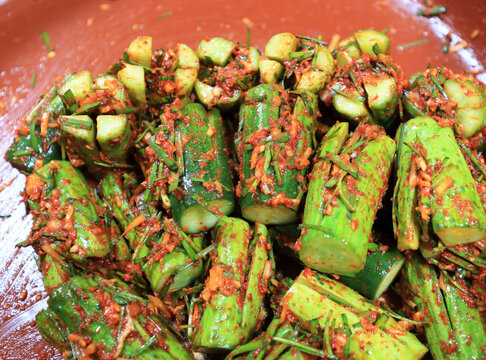 오이소박이,부추,양념,고춧가루,고무,대야,한국