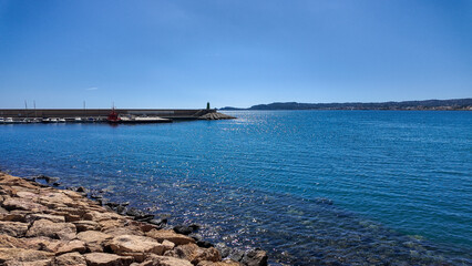 Obraz premium Puerto de javeaa en Alicante (España), vistas del mar, rocas, montaña del cabo de Sant Antoni en el paraje natural del Montgó
