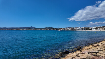 Puerto de javeaa en Alicante (España), vistas del mar, rocas, montaña del cabo de Sant Antoni en el paraje natural del Montgó