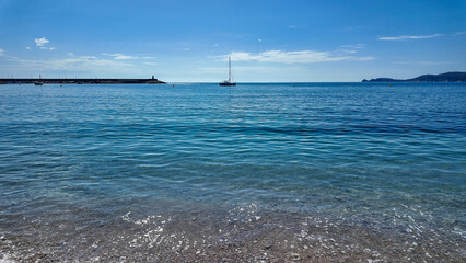 Obraz premium Puerto de javeaa en Alicante (España), vistas del mar, rocas, montaña del cabo de Sant Antoni en el paraje natural del Montgó