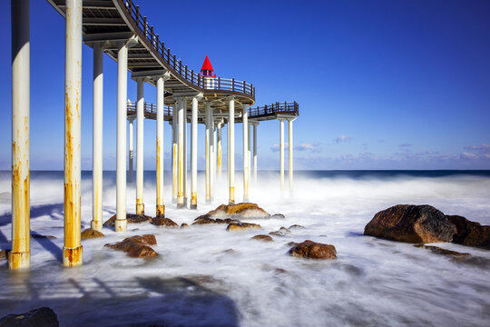 물보라,바다,갯바위,기둥,교각,난간,이가리닺전망대,이가리,경주시,경북