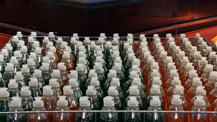 Obraz premium Rows of bottled beverages in a display.