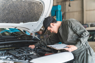 自動車のエンジンルームをチェックする自動車整備士・受け入れ検査（車検・定期点検） 