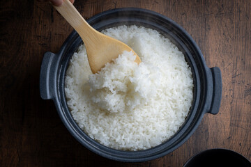 炊き立てのご飯をしゃもじで持ち上げる様子