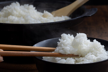 炊き立てのご飯を箸で持ち上げる手元