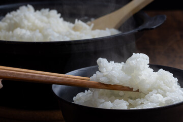 炊き立てのご飯を箸で持ち上げる手元