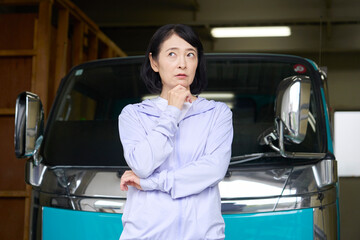 トラックの前で考える女性
