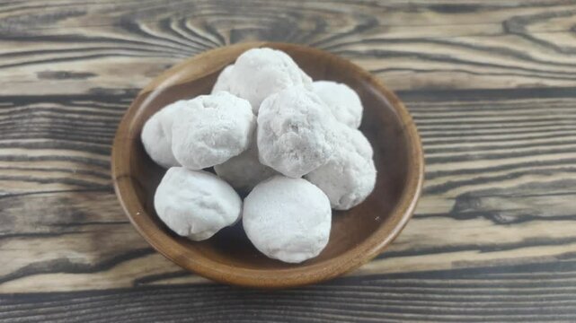 Ganyong flour is flour made from ganyong tubers or Canna edulis or Canna or Queensland arrow root or indian shot. Ganyong flour has many benefits and high nutritional value.