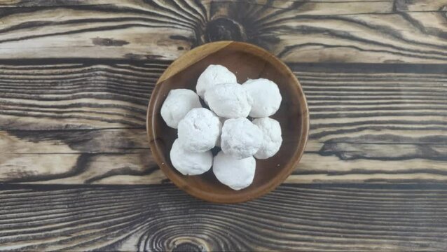 Ganyong flour is flour made from ganyong tubers or Canna edulis or Canna or Queensland arrow root or indian shot. Ganyong flour has many benefits and high nutritional value.