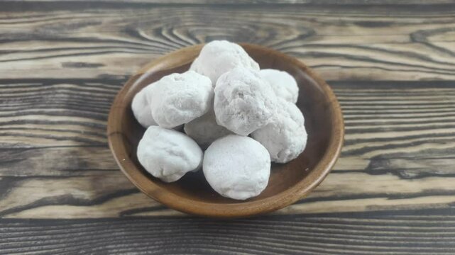 Ganyong flour is flour made from ganyong tubers or Canna edulis or Canna or Queensland arrow root or indian shot. Ganyong flour has many benefits and high nutritional value.