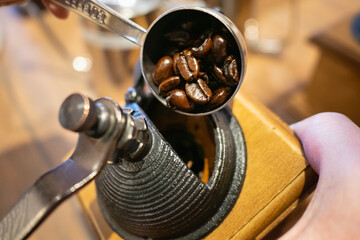 ローストコーヒー豆を手動コーヒーミル 