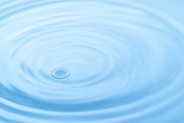 美しい水面の波紋