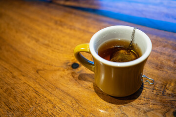 茶葉を入れて紅茶を作ってる様子。