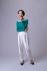 私服のショートヘアの日本人女性・縦