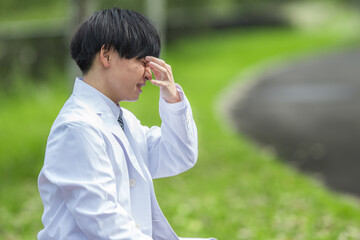 目頭を押さえる男性