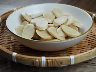  그릇에 담긴 현미 떡국떡