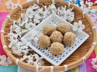 한국음식 깨찰떡과 꽃잎