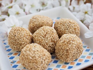 한국음식 깨찰떡과 꽃잎