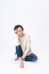 白背景のショートヘアーの女性・縦