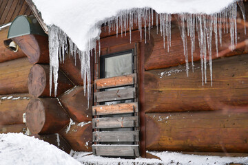積雪したログハウスの氷柱