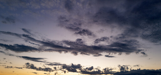 Naklejka premium Sunrise background. Dramatic sunset background. Sky with clouds in Sunrise sky light background. Sunrise with clouds in various shapes background. Calm Sunrise.