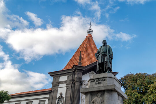 view on the statue of Jo&atilde;o Gon&ccedil;alves Zarco, the discoverer of Madeira, with the historic &ldquo;Banco de Portugal&rdquo; building in the background