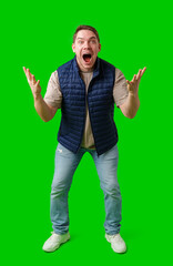 Naklejka premium Man celebrating with raised fists in front of a bright green background