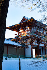 Obraz premium 青空と積雪する多賀城南門（多賀城市） 