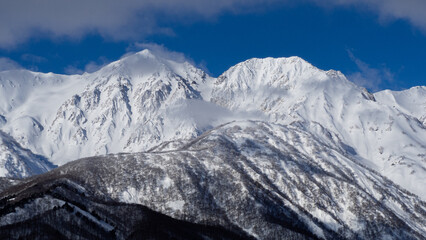 快晴の空と冠雪の北アルプス　長野県