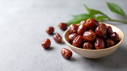 Obraz premium Sweet Arabian Dates in a Bowl Symbolize Traditional yet Vibrant Iftar Meal During Ramadan Fasting Period