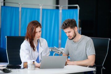 Obraz premium Doctor and patient discussing something while sitting at the table .