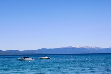 Obraz premium Boats floating on the lake