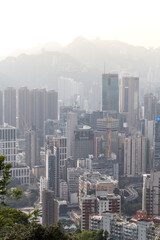 Obraz premium Hong Kong's dense skyline viewed from viewpoint during sunny day