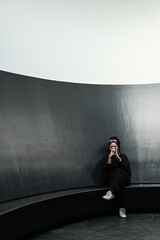Obraz premium Woman takes photo while inside art exhibit