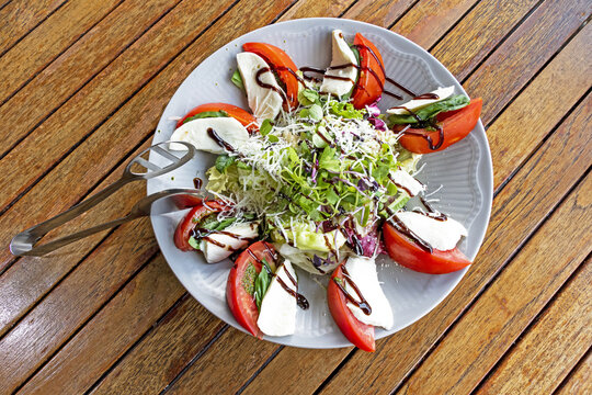 모듬,채소,샐러드,토마토,치즈,소스,집게,접시,바닥,한국