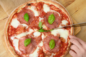 Gorąca chrupiąca pizza pepperoni włoska z salami i mozzarellą