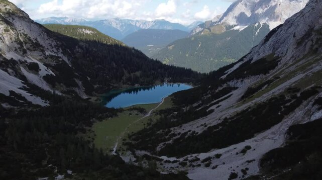 video aereo de el lago seebensee en los alpes austriacos