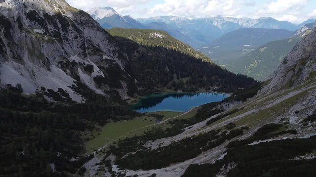 video aereo con drone de el lago seebensee en las monta&ntilde;as austriacas