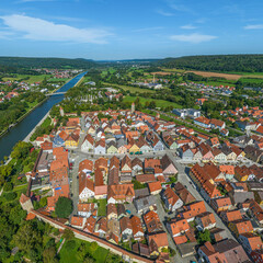 Die pittoreske Stadt Berching in der südwestlichen Operpfalz im Luftbild
