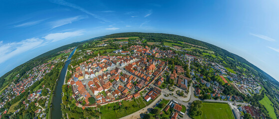 Die pittoreske Stadt Berching in der südwestlichen Operpfalz im Luftbild