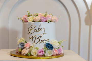 Pastel temático floral con inscripción 