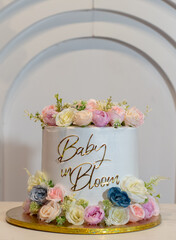 Pastel temático floral con inscripción 