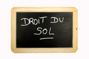 Obraz premium les mots droit du sol écrit en français sur une ardoise