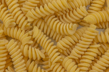tas de pâtes crues fusilli, en gros plan