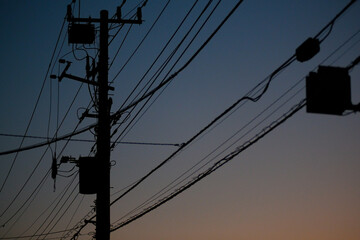 夕暮れの空と電柱