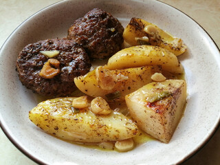 Βurgers with potatoes and garlic roasted in wood oven