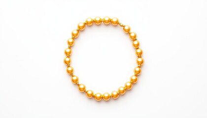 Obraz premium Elegant golden pearl necklace displayed on a clean white background for jewelry promotion
