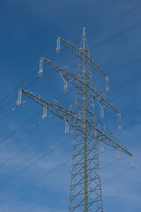 Details an einem Hochspannungsmast im Winter: Vereiste Isolatoren - Elektrizität / Überlandleitung / Stromleitung