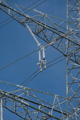 Details an einem Hochspannungsmast im Winter: Vereiste Isolatoren - Elektrizität / Überlandleitung / Stromleitung